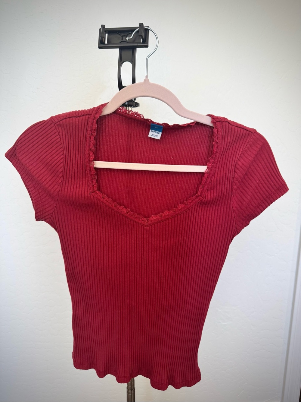 Old Navy Ribbed V-Neck Short Sleeve Top in Burgundy